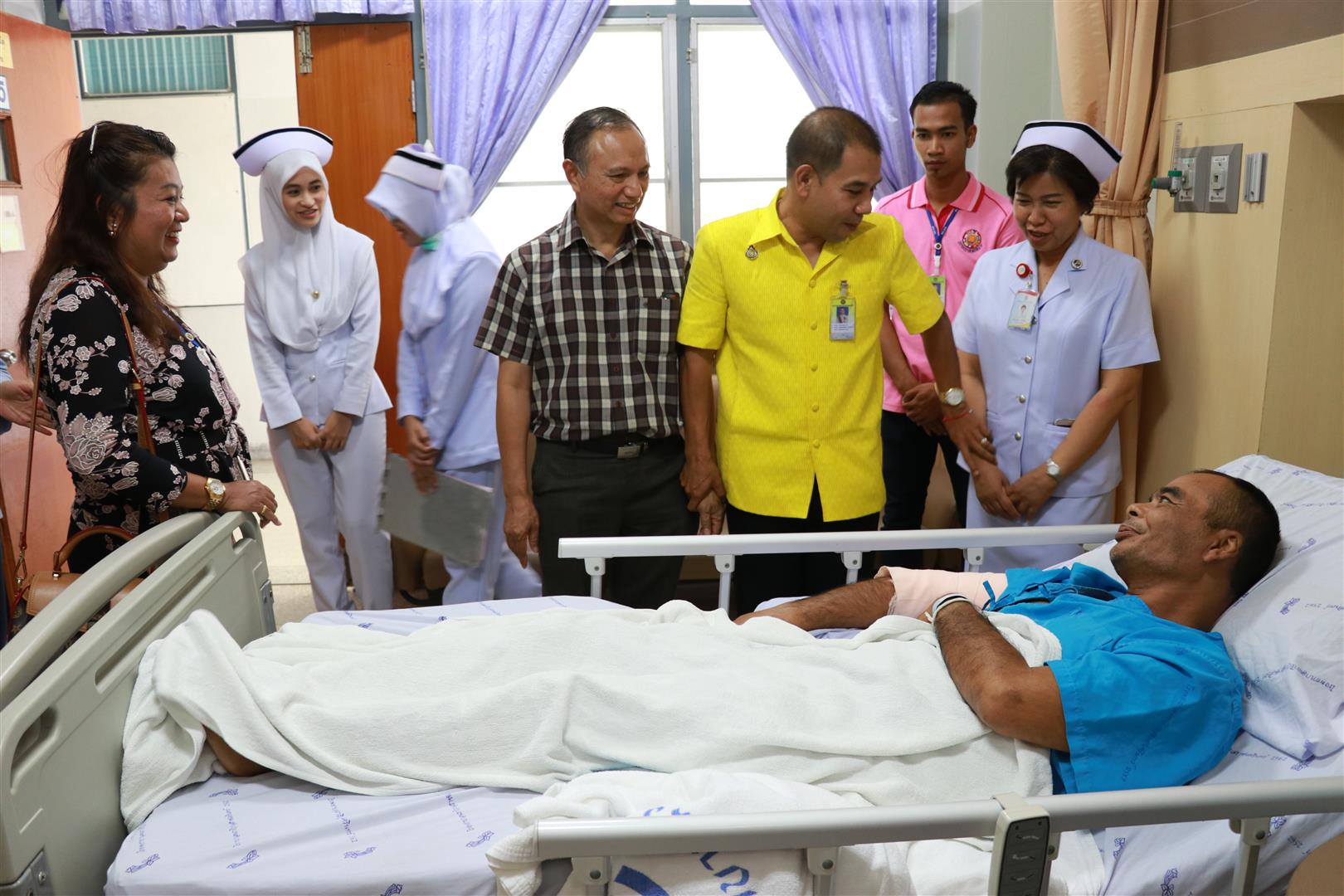 Pejabast SBPAC Jenguk Korban Penembakan di Narathiwat